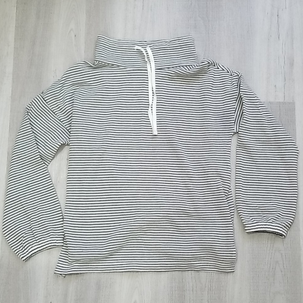 🌺2/10🌺 White sweater with black stripes